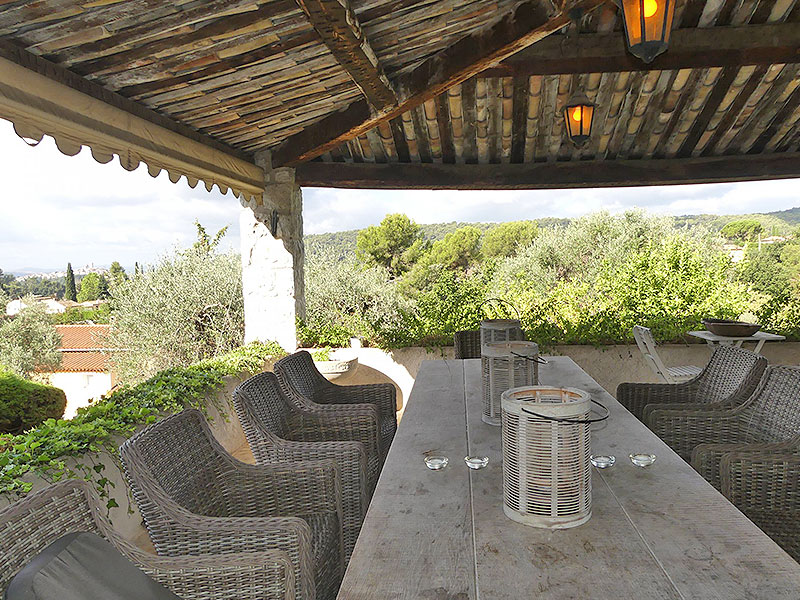 De villa in Vence komt uit de serie van ‘zo maken we ze niet meer’. Solide, stoer en sterk op een dominante positie met uitzicht op Saint Paul de Vence.