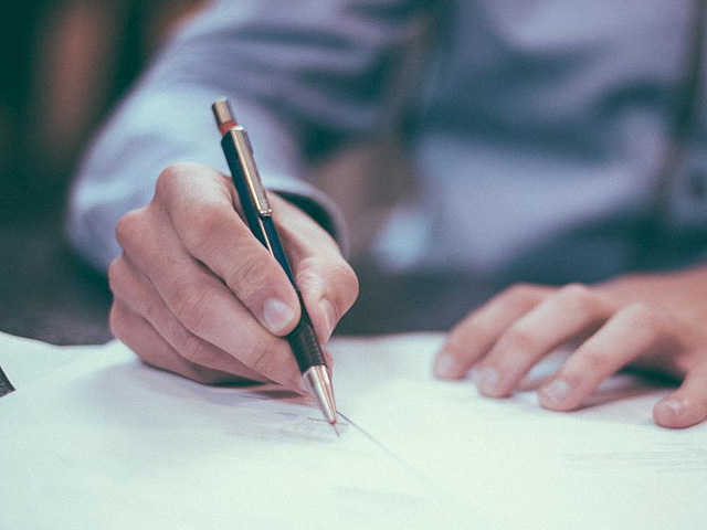 Notaris in Zuid Frankrijk gaat strijd met makelaars aan