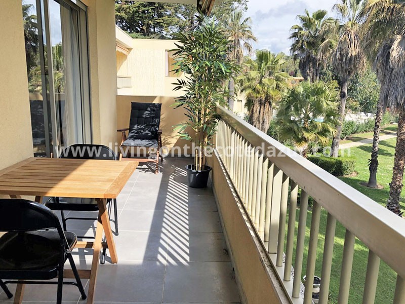 Gerenoveerd twee slaapkamer appartement Juan les Pins met zwembad Gerenoveerd twee slaapkamer appartement Juan les Pins in park met zwembad